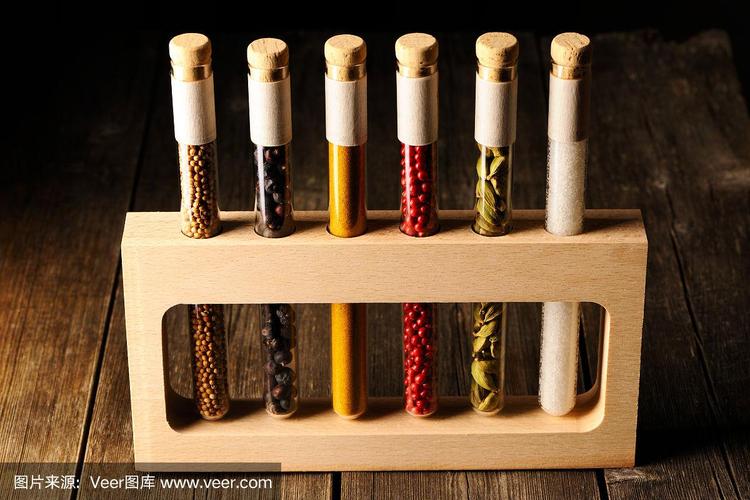 木桌上烧杯里的香料